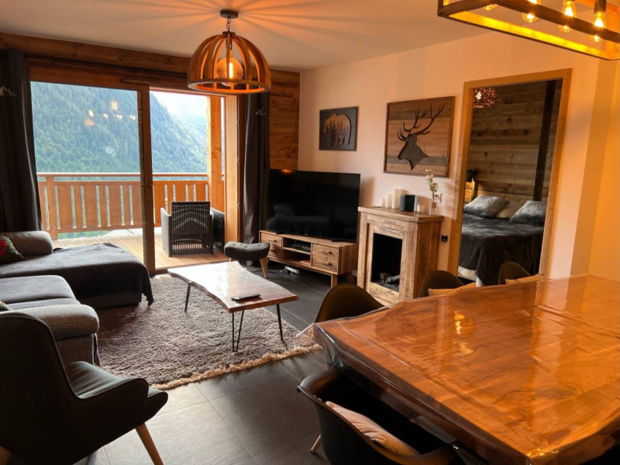 Apartamento entero, Apartamento 'Petite Grange 202' con vistas a la montaña, terraza privada y Wi-Fi in Châtel, Les Portes du Soleil