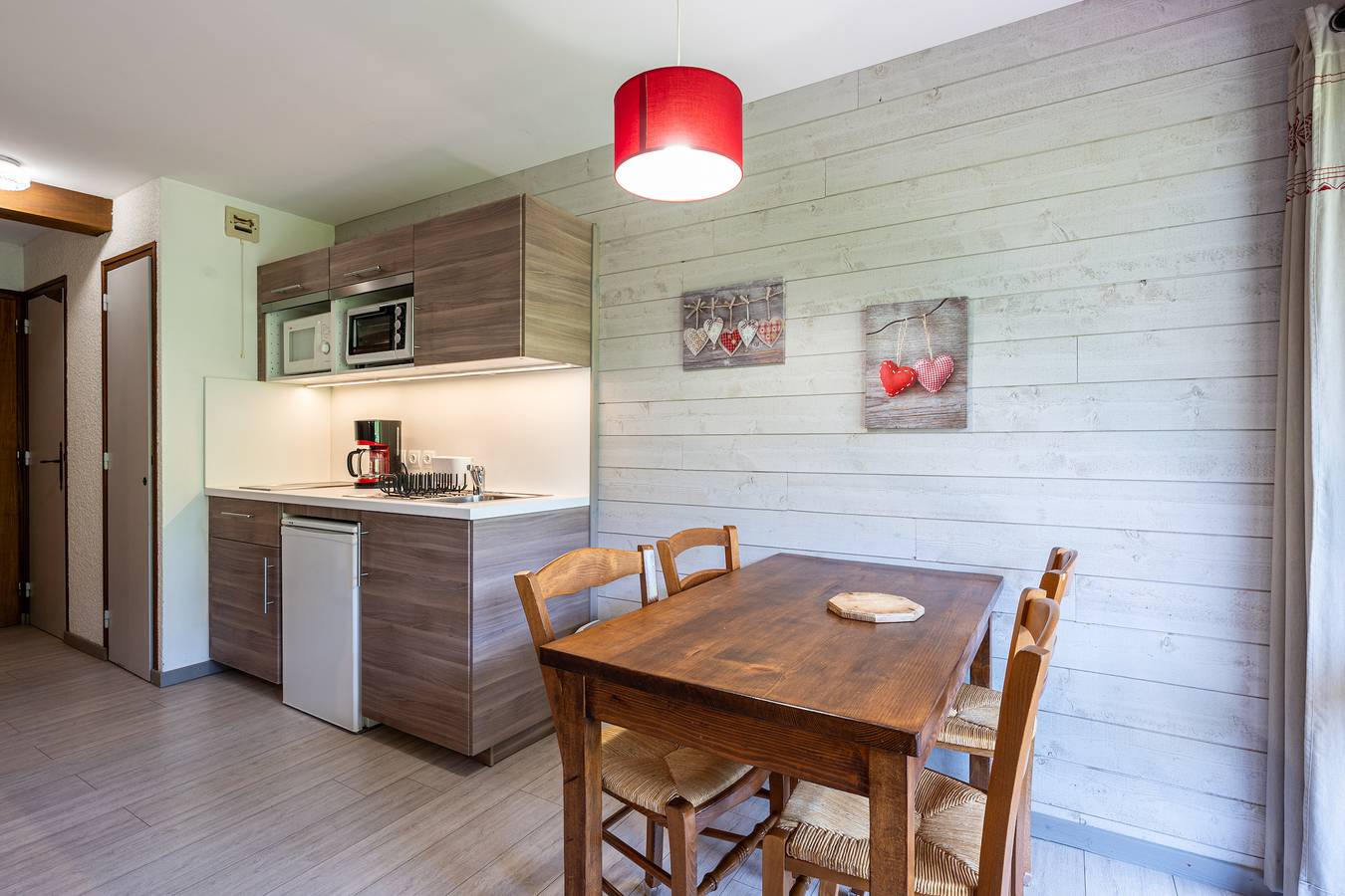 Estudio entero, Apartamento estudio '10 - Bisanne' con vistas a la montaña, jardín compartido y Wi-Fi in Cohennoz, Albertville region