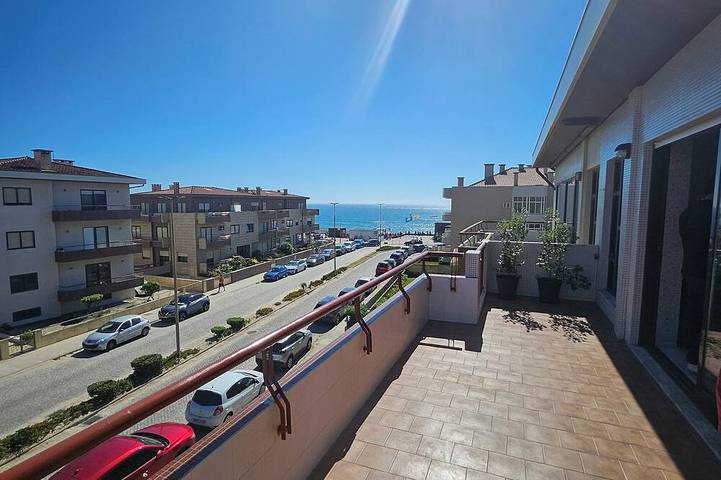 Gîte pour 10 personnes, avec terrasse dans Árvore