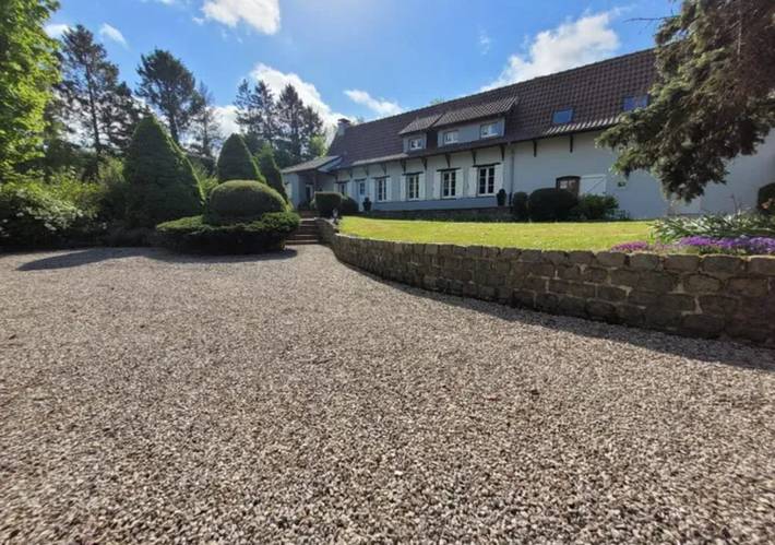 Gîte pour 14 personnes, avec jacuzzi ainsi que jardin et terrasse à Ouve-Wirquin