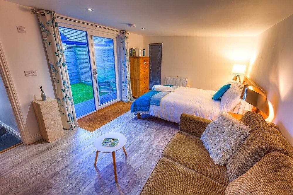1 Bed Cabin. Parking. Private & secure Garden. Pets welcome. Nr to beaches/walks in Cornwall