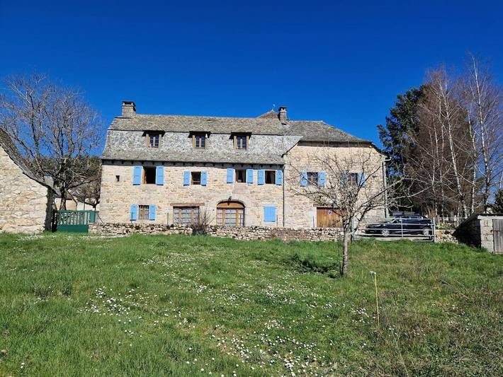 Location de vacances pour 8 personnes, avec Terrasse ainsi que Jardin et Vue sur le lac à Saint-Symphorien-de-Thénières