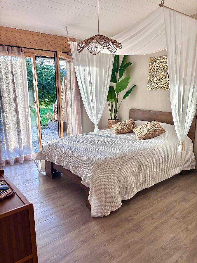 Chambre d’hôte pour 2 personnes, avec Terrasse et Jardin ainsi que Vue et Vue sur le lac
