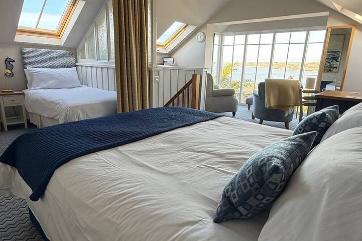 Perfect romantic retreat centrally located with sea views in New Quay, Cardigan Bay