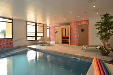 Cottage pour 4 personnes, avec piscine et sauna ainsi que vue et jardin à Saint-Doulchard