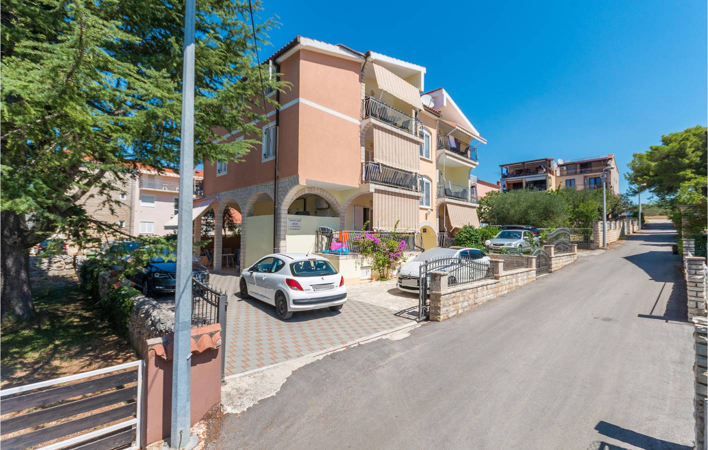 Apartamento vacacional entero, Acogedor apartamento con terraza, WiFi y aparcamiento, a 2,5 km de la playa. in Sveti Filip i jakov, Općina Sveti Filip i Jakov