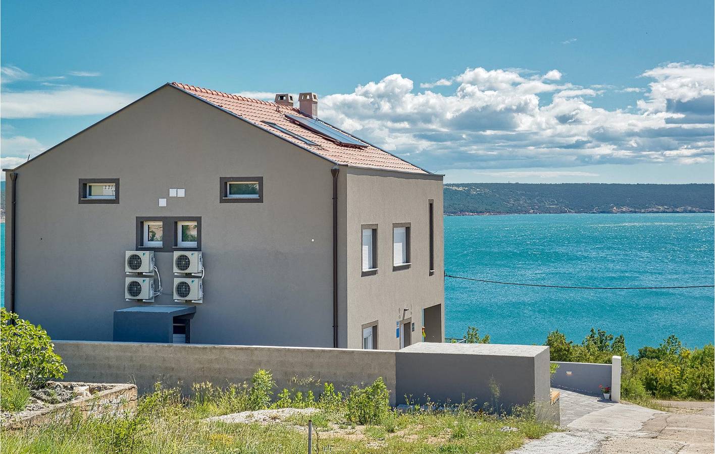 Geräumige 2-Zimmer-Wohnung mit Pool in der Nähe von Novigradsko More und der Küste in Maslenica, Zadar
