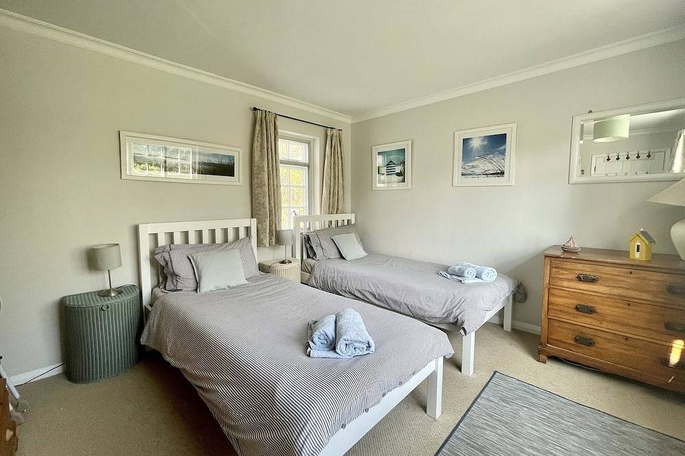 Charming Cosy Cottage, pretty large garden, 10-15 min walk to beach & Southwold in Southwold, Waveney District