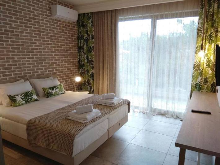 Gîte pour 2 personnes, avec Balcon et Terrasse ainsi que Jardin et Vue dans Ormos Panagias