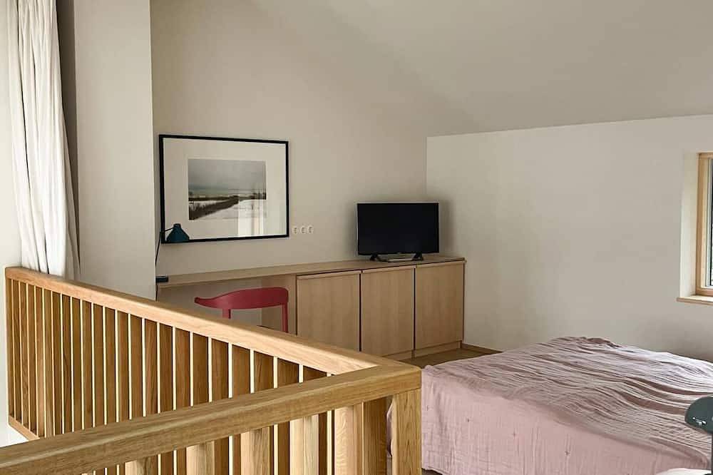 Frisch erbautes Holzhaus \"Remise am Fährhaus\" mit einzigartiger Architektur direkt an der Schlei mit Bootssteg und Badestelle für Ihren wohlverdienten Urlaub bei absolutem Wohlfühlambiente, mit riesigem Gartenbereich und altem Baumbestand in Ulsnis, Grünes Binnenland