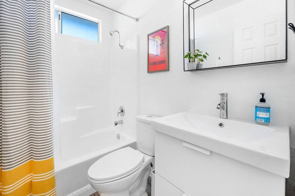 Convenient dog-friendly condo with free Wifi - right up from the beach in San Clemente, Orange County