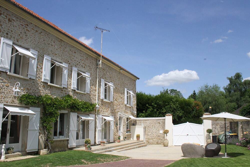Maison de campagne chic dans le Vexin,  avec atelier d'artiste. in Aincourt, Parc naturel régional du Vexin Français