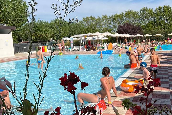 Camping pour 4 personnes, avec piscine ainsi que bassin pour enfant et jardin à Peschiera del Garda - 2
