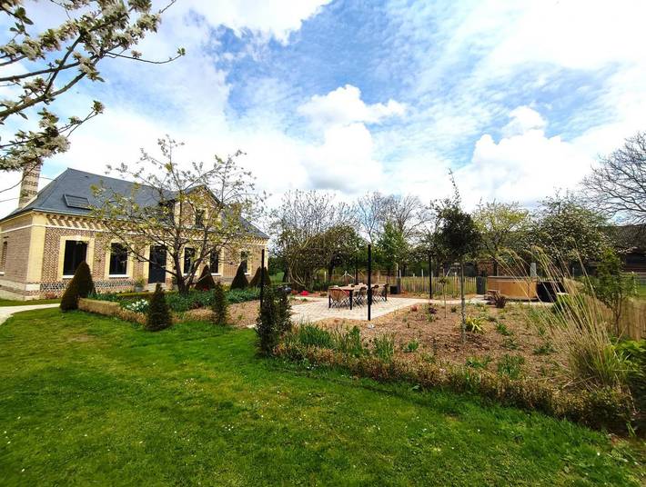 Gîte pour 14 personnes, avec Jacuzzi ainsi que Terrasse et Jardin dans Rolleville
