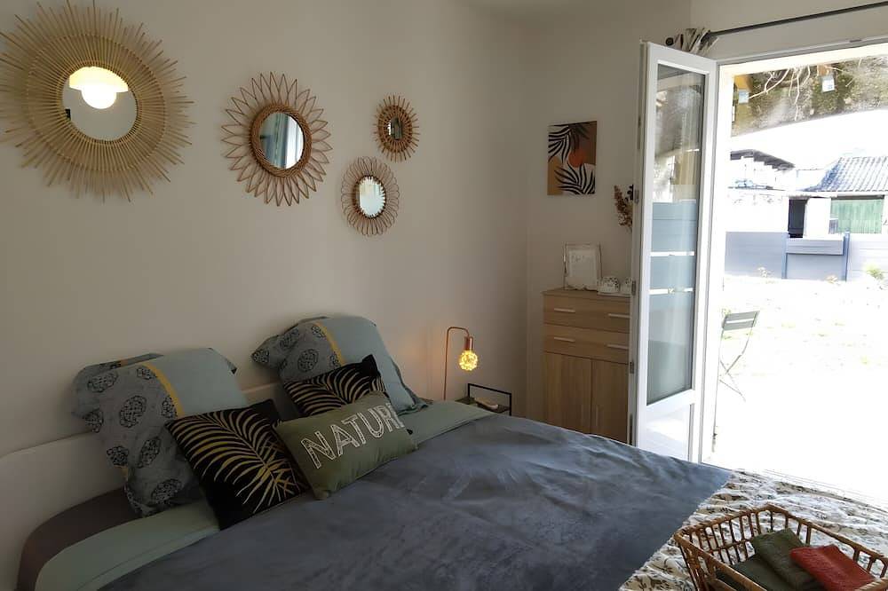 Guest Room 'A L'ombre Des Amandiers - Room 1' with Shared Pool, Communal Garden and Wi-Fi in Saint-Martin-d'Ardèche, Gorges de l’Ardèche