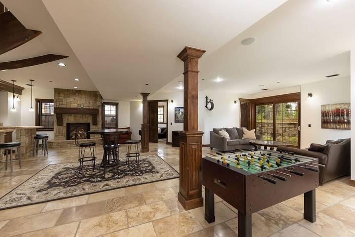 Vacation home for 18 people, with balcony and hot tub in Breckenridge