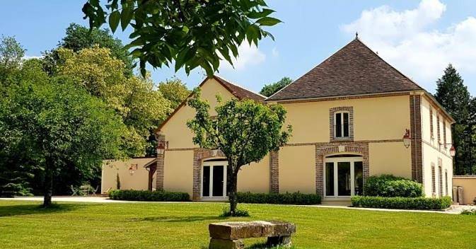 Location de vacances pour 27 personnes, avec jardin ainsi que sauna et vue, animaux acceptés à Villeneuve-sur-Yonne - 3