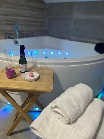 Casa rural para 18 personas, con vistas además de piscina y jardín, Se admiten mascotas en Montefrío