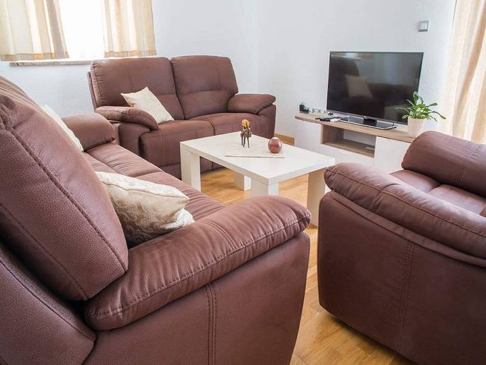 Location de vacances pour 20 personnes, avec piscine et balcon, adapté aux familles à Podstrana - 4