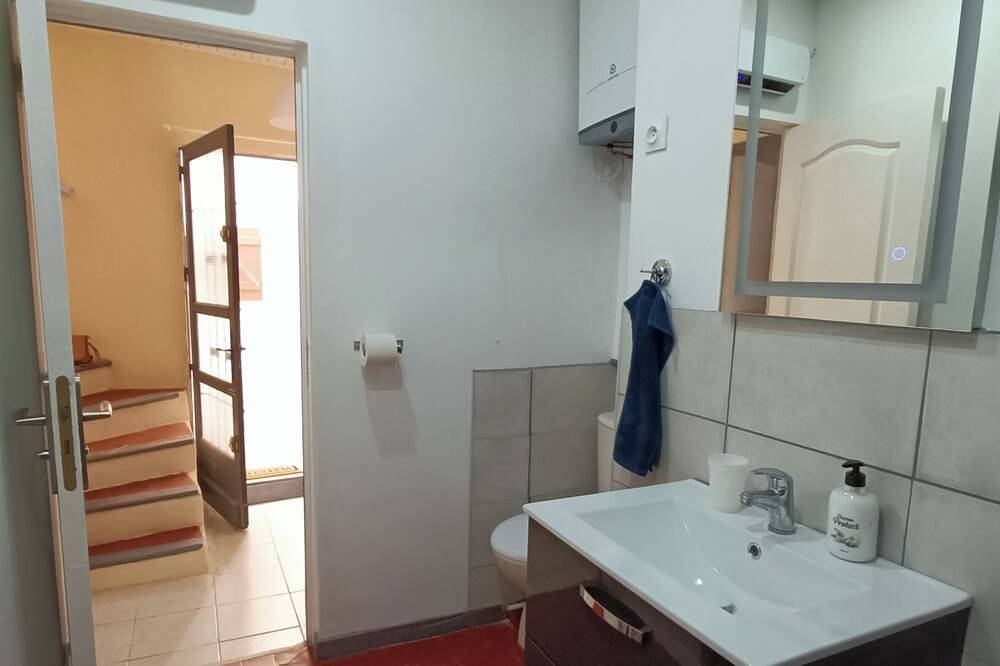 Bright, cozy little house on a quiet cul-de-sac in the village center in Puisserguier, Béziers region