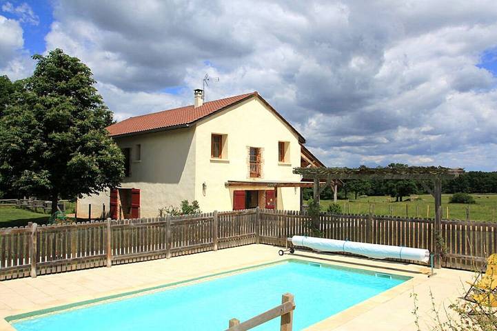 Location de vacances pour 24 personnes, avec Terrasse ainsi que Jardin et Piscine dans la Loire