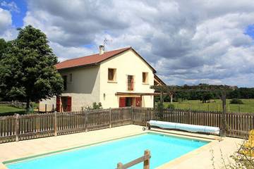 Gîte pour 24 personnes, avec jardin ainsi que piscine et terrasse dans la Loire