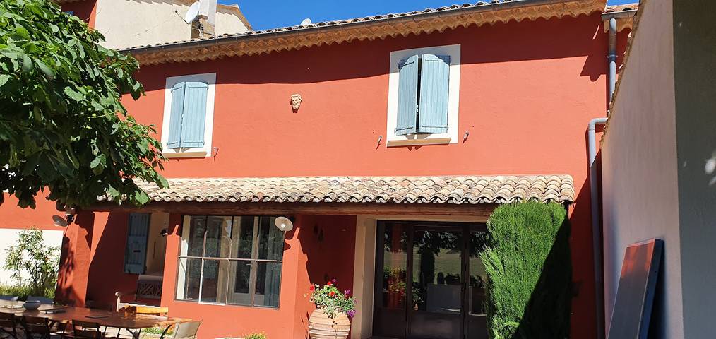 Gîte pour 6 personnes, avec jardin ainsi que terrasse et piscine à Saint-Jurs