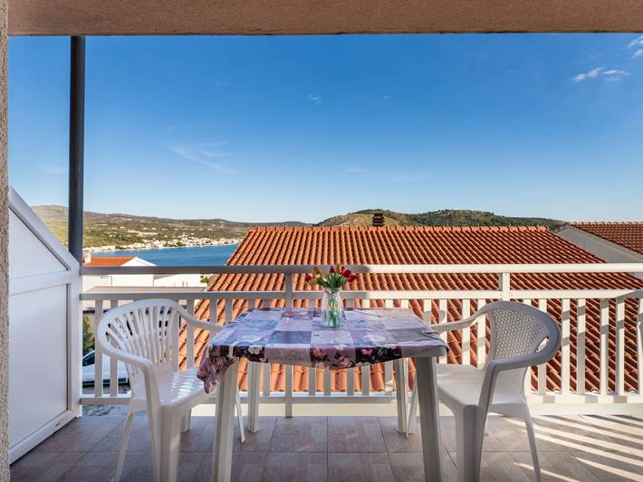 Apartament wakacyjny dla 4 osób, z ogród i taras w Rogoznica