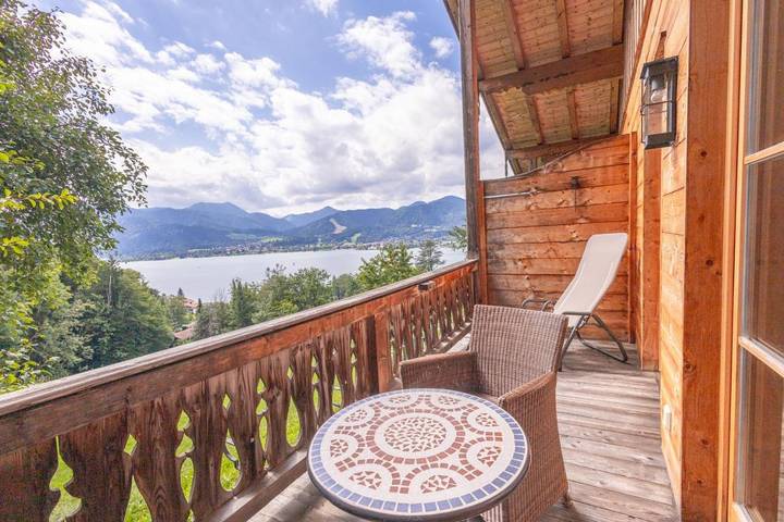 Ferienwohnung für 2 Personen, mit Ausblick und Terrasse sowie Seeblick in Gmund