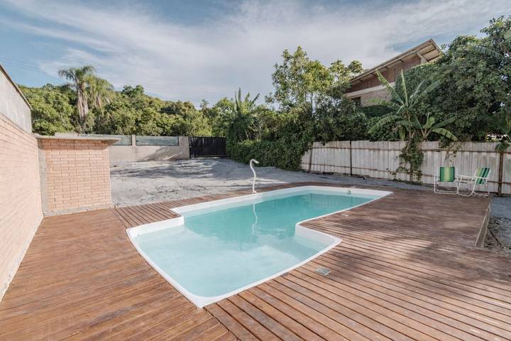 Casas e apartamentos de temporada para 6 pessoas, com jardim e piscina, com animais de estimação em Penha