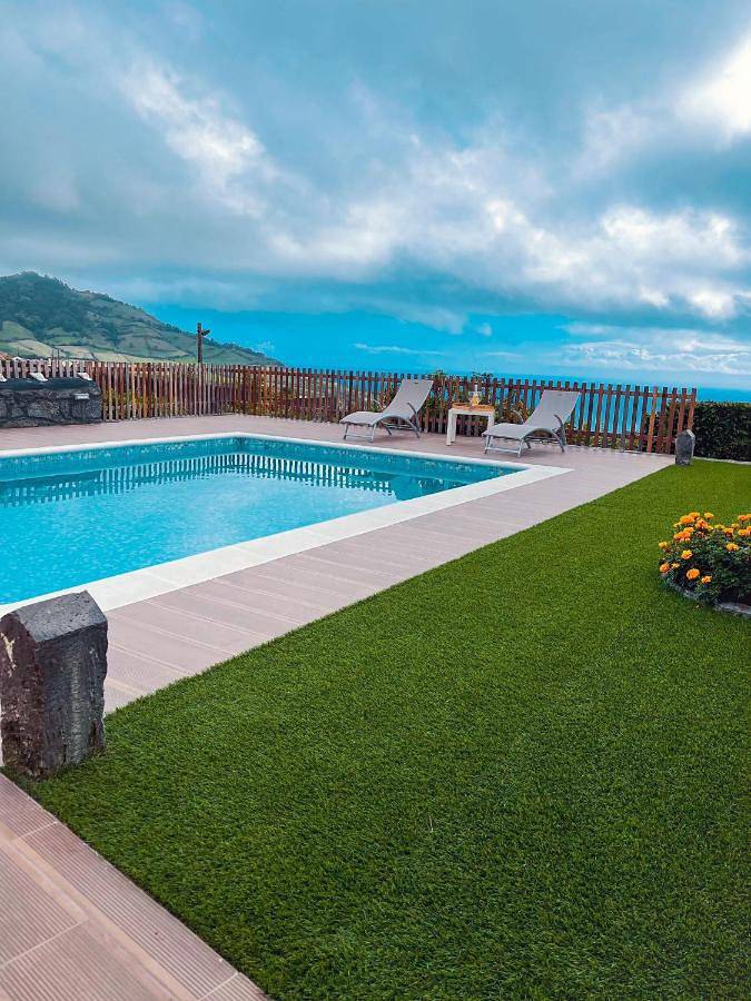 Location de vacances pour 12 personnes, avec Terrasse et Jardin ainsi que Piscine et Vue à Povoação