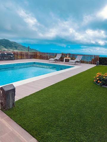 Location de vacances pour 12 personnes, avec vue ainsi que piscine et jardin à Povoação