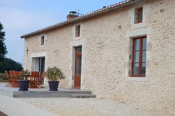 Gîte pour 7 personnes, avec piscine ainsi que jardin et terrasse à Persac