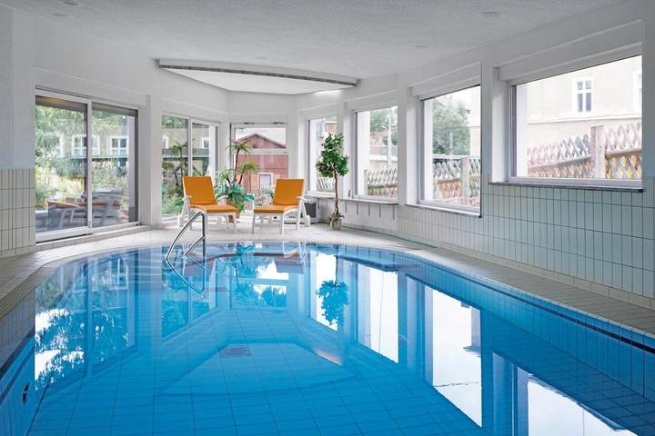 Hotel für 3 Personen, mit Terrasse und Garten sowie Pool und Sauna in Klingenthal