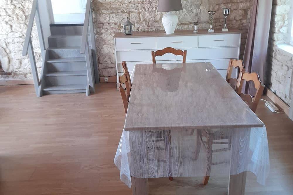 Ganze Wohnung, 2 to 4-person apartment 300 m from town center and 200 m from château, very quiet location. in Surgères, Rochefort und Umgebung