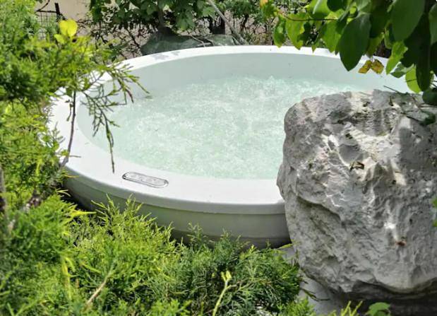 Agriturismo per 4 persone, con giardino e idromassaggio nonché piscina e piscina per bambini, adatto a famiglie con bambini in Provincia di Como