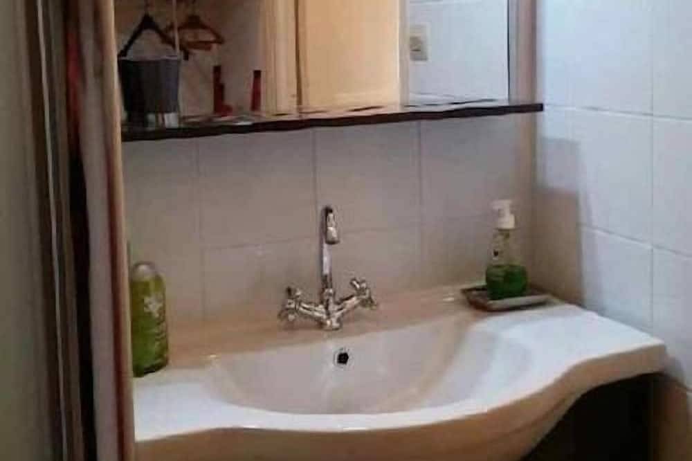 Ganze Wohnung, Apartment-Komfort-Ensuite mit Dusche-Balkon-Centre ville in Bastia, Cap Corse