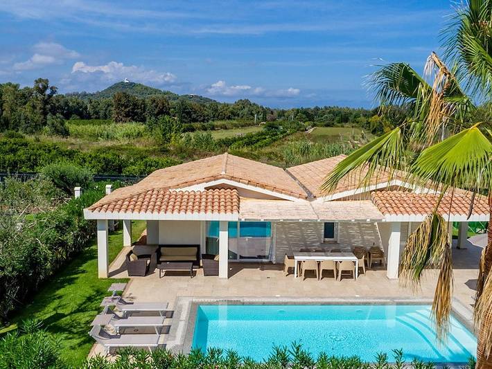 Location de vacances pour 8 personnes, avec balcon/terrasse ainsi que piscine et terrasse dans Cardedu