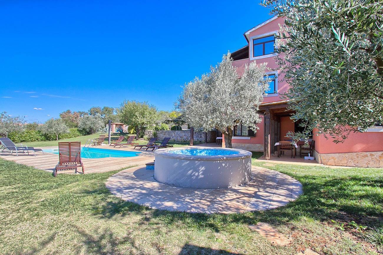 Ganze Wohnung, 400 Meter zum Strand mit Pool, Jacuzzi, Sonnenterrasse, Tischtennis in Banjole, Südküste Istrien