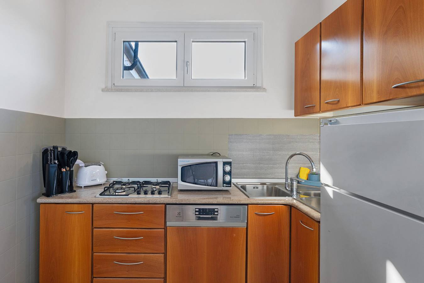 Entire apartment, Apartment 'Gardavoyager' with Lake View, Balcony and Air Conditioning in Peschiera del Garda, Garda Mountains