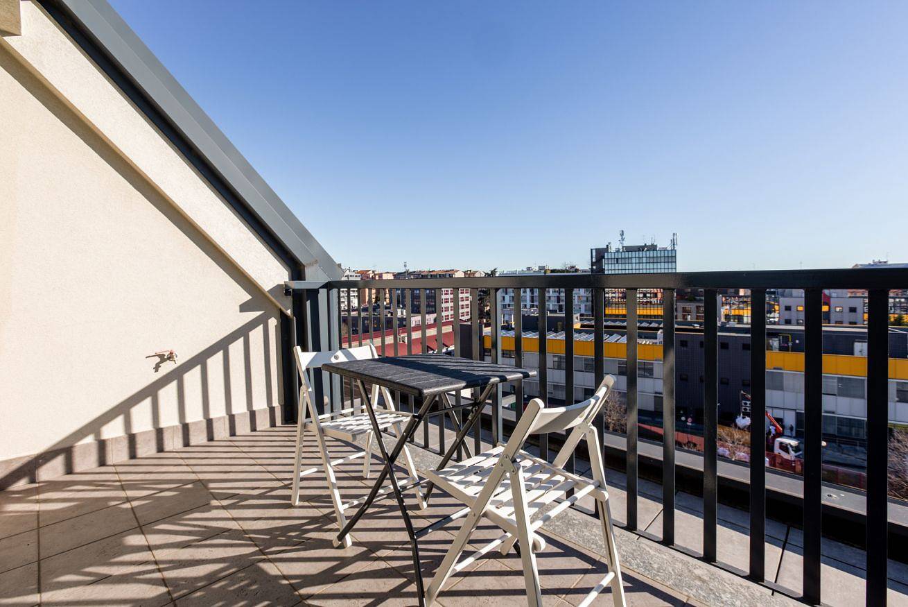 Entire apartment, New! Renovated Apt with 2 terraces, Wifi & A/C! in Vigentino, Milan