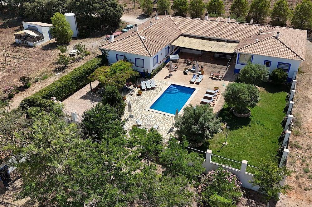 Small hotel among vineyards with swimming pool and fireplace, pet friendly in Alpera, Provincia di Albacete
