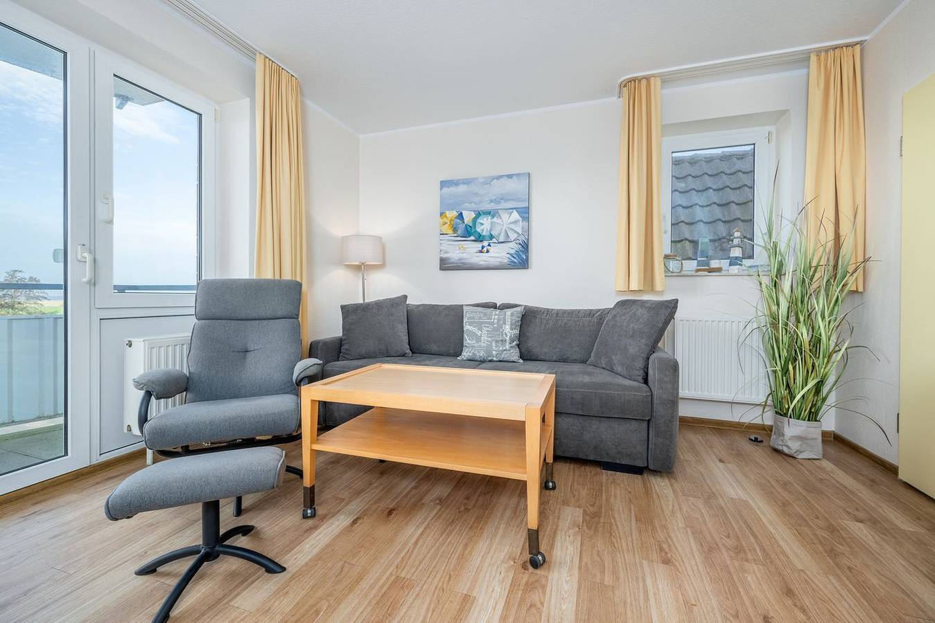 Ganze Wohnung, Ferienwohnung an der Nordsee mit Balkon, Meerblick und direktem Strandzugang in Schillig Strand, Wangerland