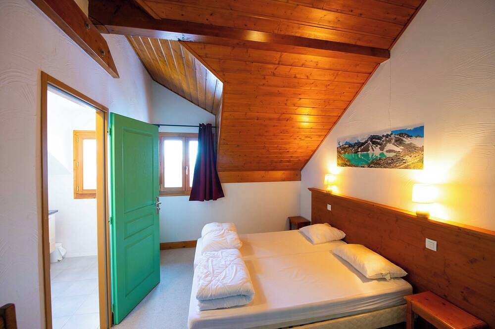 Oz/Alpe d'Huez 110m slopes, up to 21 people, Hammam, en-suite bedrooms in Oz, Écrins National Park