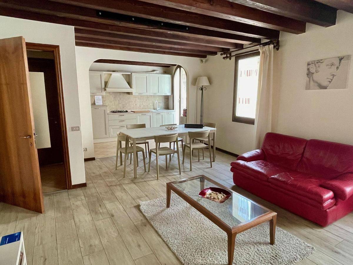 Apartamento inteiro, Three-Bedroom Apartment in Treviso, Treviso (província)