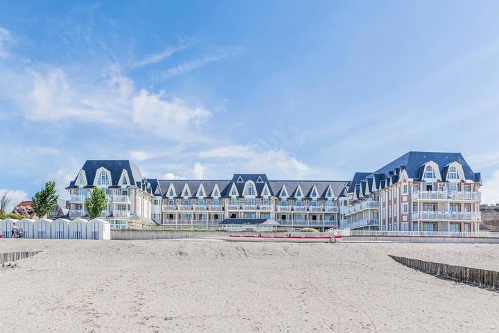 Appart’hôtel pour 6 personnes, avec Terrasse ainsi que Jardin et Piscine