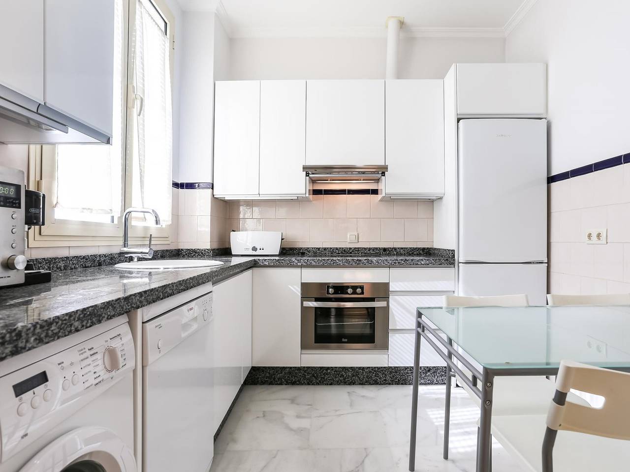 Entire apartment, Stylish 2-bedroom apartment in Seville center with rooftop terrace in Casco Antiguo, Sevilla