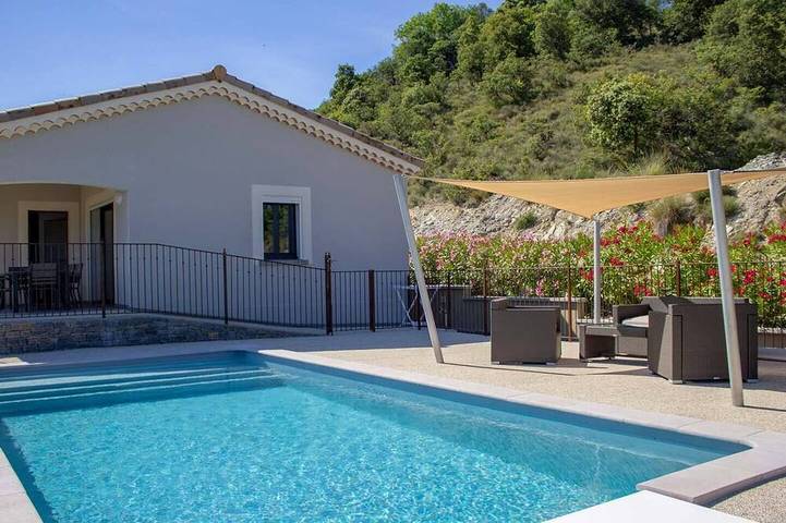 Location de vacances pour 8 personnes, avec sauna et terrasse ainsi que piscine et jardin, animaux acceptés à Saint-Maurice-d'Ardèche