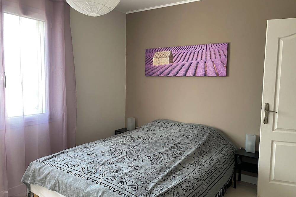 Villa in Provence Occitane, private fenced pool, enclosed garden, air conditioning in Saint-Nazaire (Nimes), Nimes region