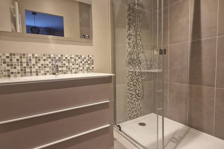 Ganze Wohnung, Moderner Komfort mit Pool und Garten, Nähe See in Menthon-Saint-Bernard, Annecy und Umgebung